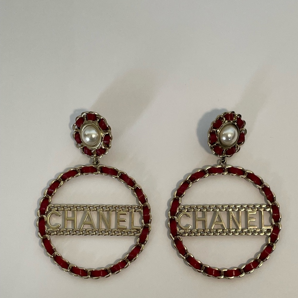 Chanel earrings hoops in gold and red